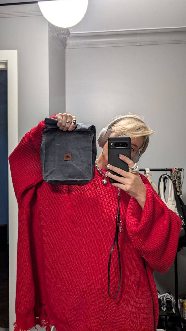 На этих фотографиях Катя показывает, что пошла... image preview