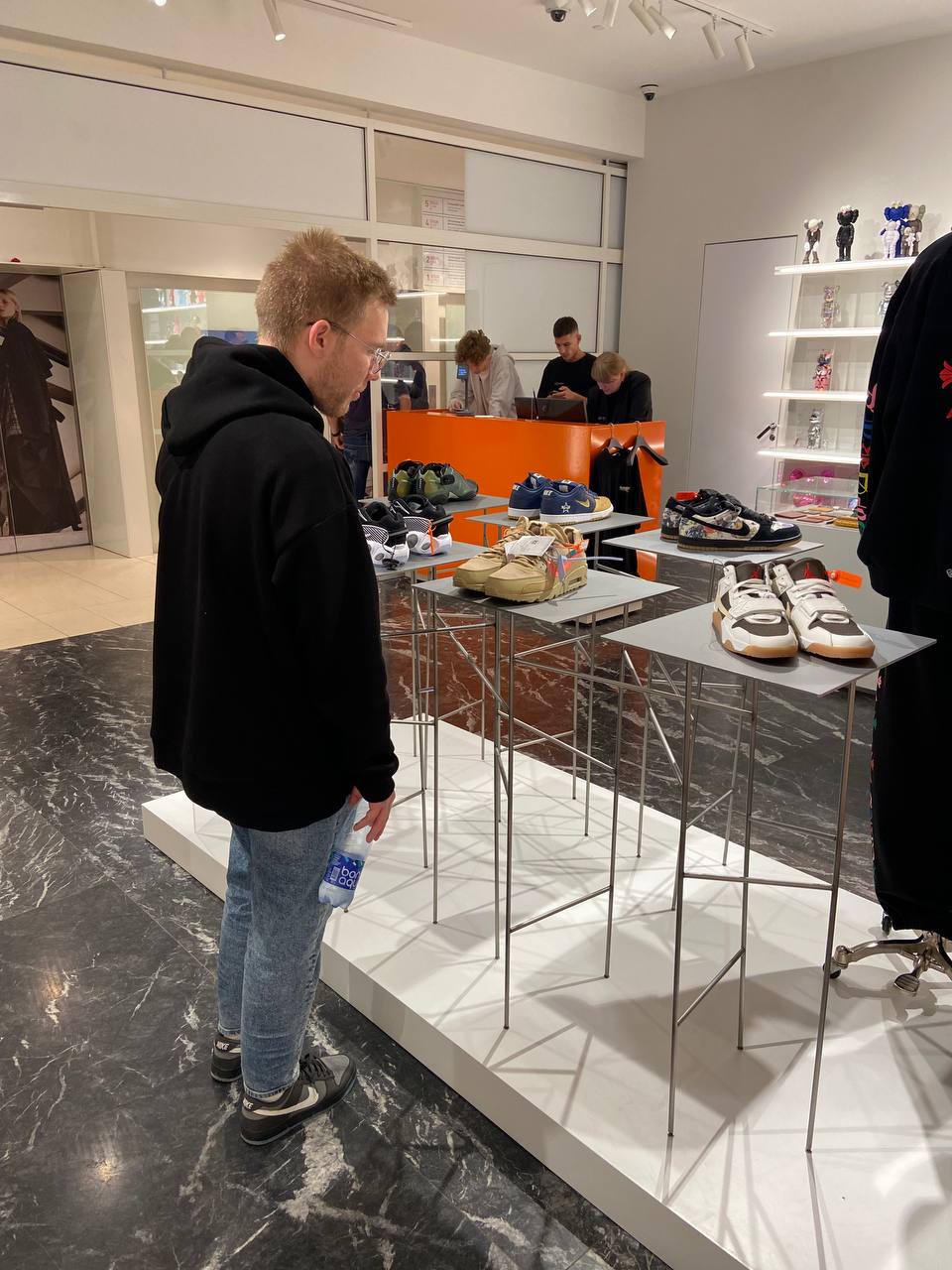 Ещё Якут в ЦУМе смотрел красивые вещи и я дал... image preview